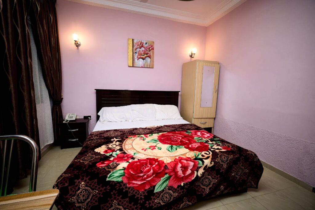DELUXE ROOM